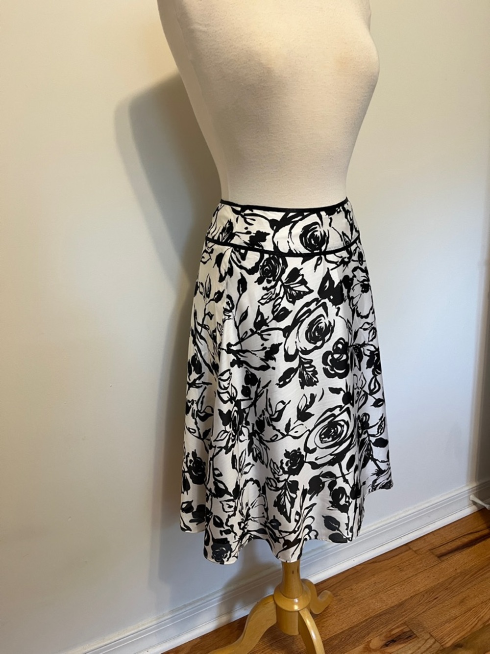 Ann Taylor Lightweight Black & White Rose Print Midi skirt Size 0 Office or Date